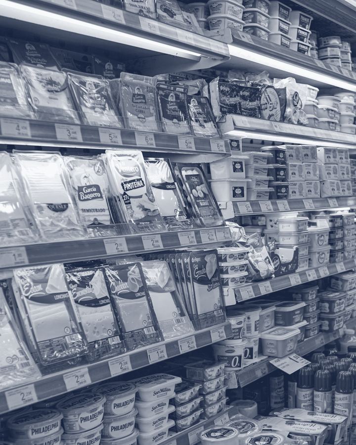 Полиці супермаркету з молочними продуктами